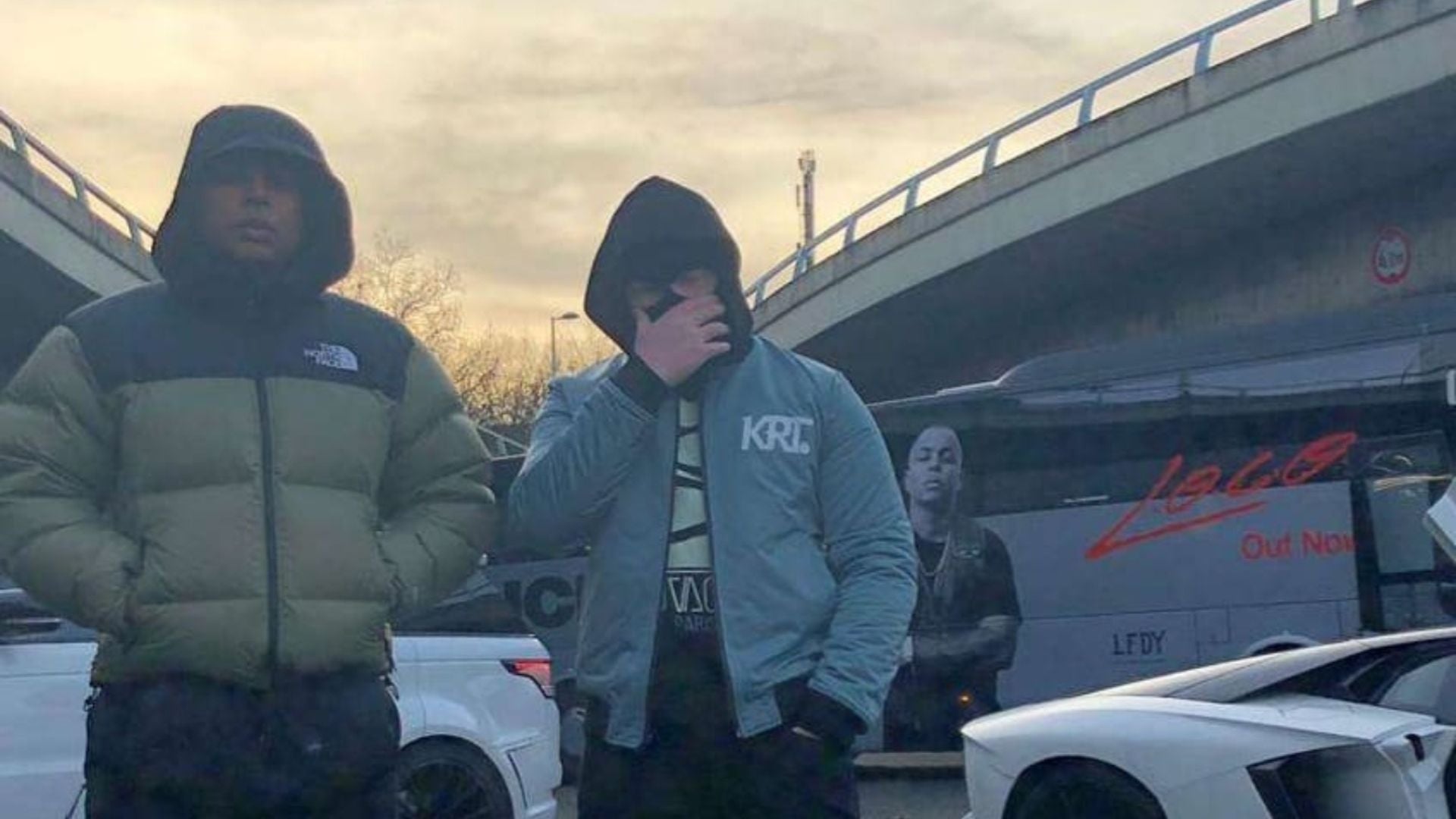 Kalash Criminel vu avec une veste de la griffe streetwear Korotché