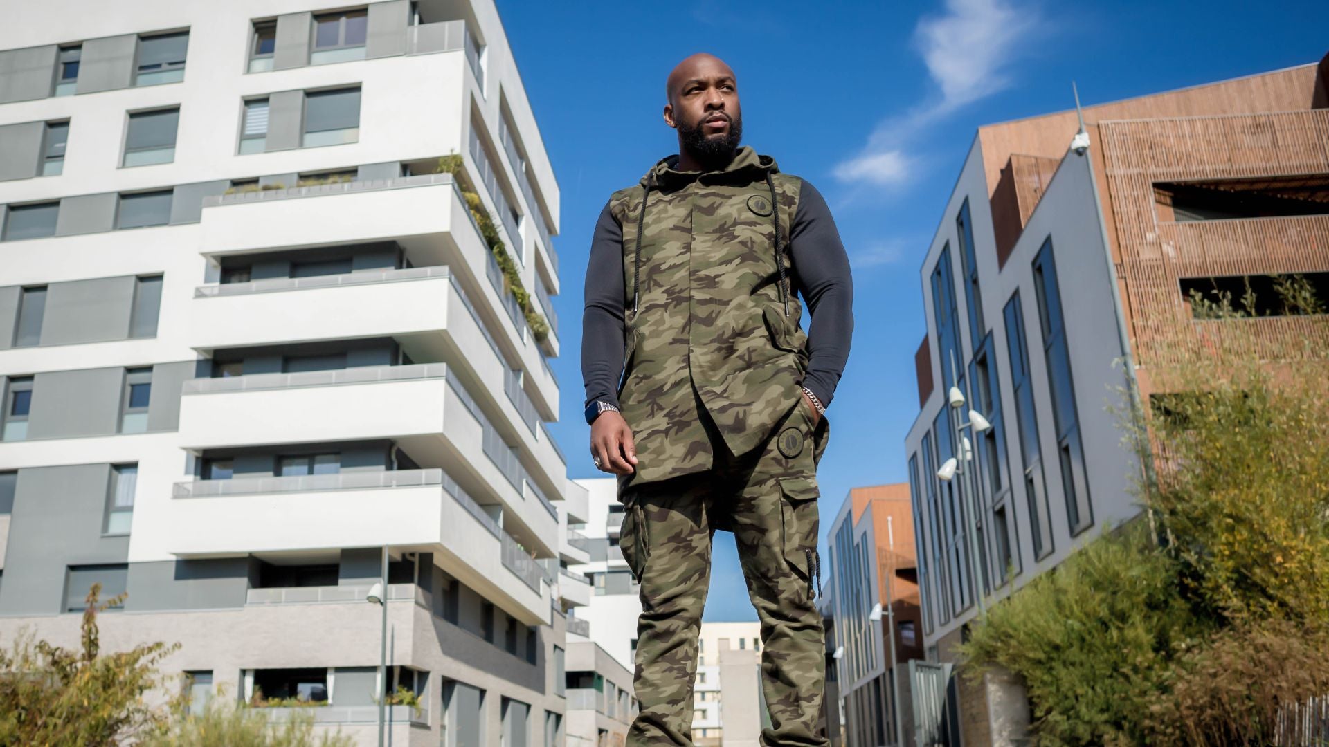 Le rappeur Mansly mise sur le style de l'ensemble cargo camouflage Korotché