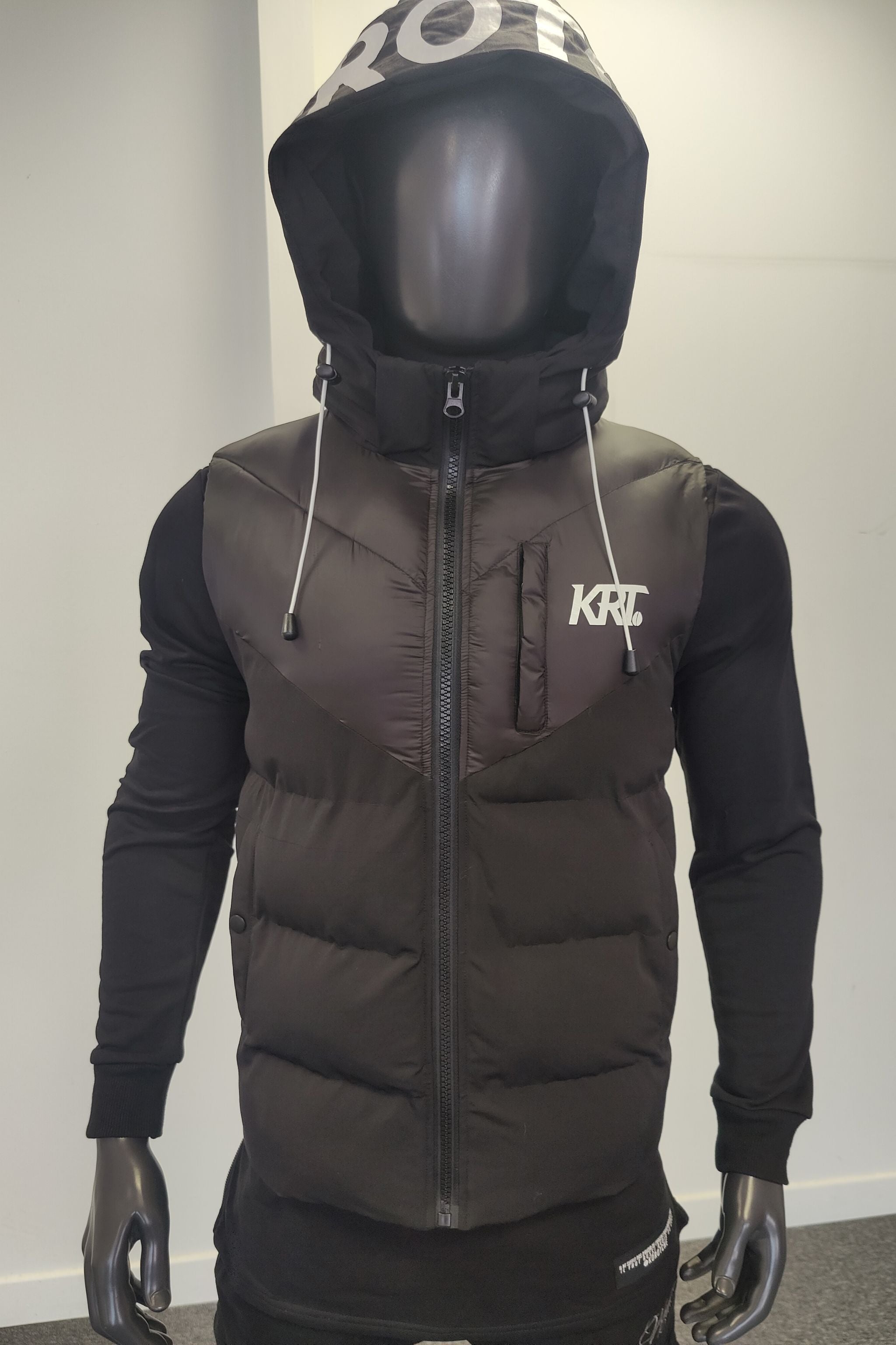 Sleeveless jacket